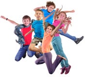 Bambini di salto di dancing felice isolati sopra fondo bianco fotografie stock libere da diritti Bambini di salto di dancing felice isolati sopra fondo bianco fotografie stock libere da diritti