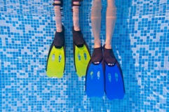 Bambini e concetto di sport della famiglia, piscina Fotografia Stock Bambini e concetto di sport della famiglia, piscina Fotografia Stock