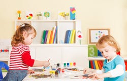 Bambini in età prescolare nell'aula fotografia stock Bambini in età prescolare nell'aula fotografia stock