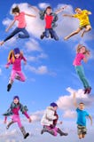 Bambini felici che si esercitano e che saltano nel cielo blu fotografia stock libera da diritti Bambini felici che si esercitano e che saltano nel cielo blu fotografia stock libera da diritti