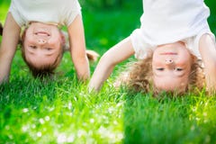 Bambini felici che stanno upside-down Fotografia Stock Libera da Diritti Bambini felici che stanno upside-down Fotografia Stock Libera da Diritti