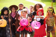 Bambini nel trucco andante o nel trattamento del vestito operato dal costume immagini stock libere da diritti Bambini nel trucco andante o nel trattamento del vestito operato dal costume immagini stock libere da diritti