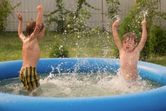 Bambini nella piscina Giocando di estate Concetto di viaggio fotografie stock libere da diritti Bambini nella piscina Giocando di estate Concetto di viaggio fotografie stock libere da diritti