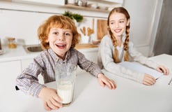 Bambini svegli adorabili che sembrano entusiasti fotografia stock Bambini svegli adorabili che sembrano entusiasti fotografia stock