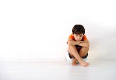 Bambini tristi che si siedono nel paese fotografia stock libera da diritti Bambini tristi che si siedono nel paese fotografia stock libera da diritti