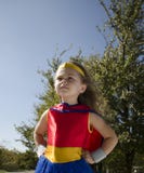 Bambino agghindato come un supereroe fotografie stock libere da diritti Bambino agghindato come un supereroe fotografie stock libere da diritti