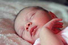 Bambino appena nato addormentato fotografia stock libera da diritti Bambino appena nato addormentato fotografia stock libera da diritti