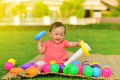 Bambino asiatico sveglio in campo da giuoco immagini stock libere da diritti Bambino asiatico sveglio in campo da giuoco immagini stock libere da diritti