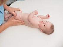 Bambino caucasico di massaggio di medico piccolo immagine stock libera da diritti Bambino caucasico di massaggio di medico piccolo immagine stock libera da diritti