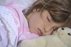 Bambino che dorme con l'orsacchiotto fotografie stock Bambino che dorme con l'orsacchiotto fotografie stock