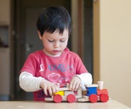 Bambino che gioca con il treno immagini stock libere da diritti Bambino che gioca con il treno immagini stock libere da diritti