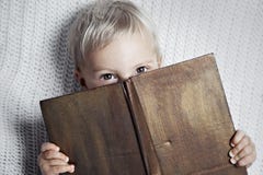 Bambino che legge vecchio libro fotografie stock libere da diritti Bambino che legge vecchio libro fotografie stock libere da diritti