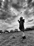 Bambino che pilota un aquilone in un parco fotografia stock libera da diritti Bambino che pilota un aquilone in un parco fotografia stock libera da diritti