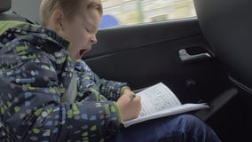 Bambino che risolve i puzzle di scacchi nell'automobile video d archivio Bambino che risolve i puzzle di scacchi nell'automobile video d archivio