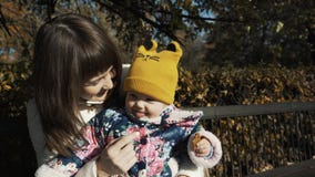 Bambino che si alimenta tramite la madre in parco all'aperto Svezzando nelle prime settimane Mamma e mangiare estate del bambino video d archivio Bambino che si alimenta tramite la madre in parco all'aperto Svezzando nelle prime settimane Mamma e mangiare estate del bambino video d archivio