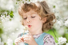 Bambino che soffia sul dente di leone fotografie stock libere da diritti Bambino che soffia sul dente di leone fotografie stock libere da diritti