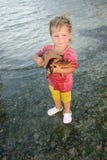 Bambino con le stelle marine in mani immagine stock Bambino con le stelle marine in mani immagine stock