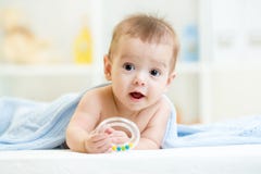 Bambino con teether sotto dell'interno generale immagine stock libera da diritti Bambino con teether sotto dell'interno generale immagine stock libera da diritti