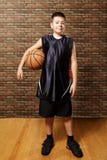 Bambino contento con pallacanestro fotografia stock libera da diritti Bambino contento con pallacanestro fotografia stock libera da diritti