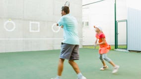 Bambino d'istruzione della vettura o dell'istruttore come giocar a tennise uso la parete per prepararsi stock footage Bambino d'istruzione della vettura o dell'istruttore come giocar a tennise uso la parete per prepararsi stock footage