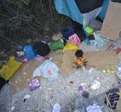 Bambino del rifugiato nel campo Lesvos Grecia immagine stock Bambino del rifugiato nel campo Lesvos Grecia immagine stock