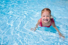 Bambino della ragazza in acqua immagine stock libera da diritti Bambino della ragazza in acqua immagine stock libera da diritti