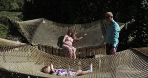 Bambino della ragazza in una rete dell'amaca Bambino della ragazza in una rete dell'amaca