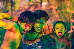 Bambino indiano che gioca con il colore nel festival di holi fotografie stock Bambino indiano che gioca con il colore nel festival di holi fotografie stock