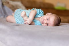 Bambino neonato che si trova sullo strato e sullo sguardo sveglio fotografia stock libera da diritti Bambino neonato che si trova sullo strato e sullo sguardo sveglio fotografia stock libera da diritti