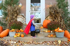 Bambino piccolo che sta alla Camera chetratta su Halloween immagine stock libera da diritti Bambino piccolo che sta alla Camera chetratta su Halloween immagine stock libera da diritti