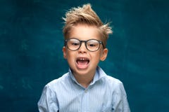Bambino sorridente felice di affari con gli occhiali fotografie stock libere da diritti Bambino sorridente felice di affari con gli occhiali fotografie stock libere da diritti