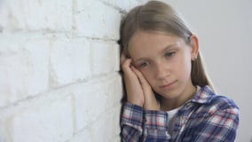 Bambino triste, bambino infelice, ragazza malata malata nella depressione, persona premurosa sollecitata fotografia stock libera da diritti Bambino triste, bambino infelice, ragazza malata malata nella depressione, persona premurosa sollecitata fotografia stock libera da diritti