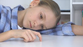 Bambino triste, ragazza annoiata che gioca le dita sullo scrittorio, bambino infelice sollecitato che non studia fotografia stock libera da diritti Bambino triste, ragazza annoiata che gioca le dita sullo scrittorio, bambino infelice sollecitato che non studia fotografia stock libera da diritti