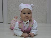 Bambino in un cappello con un orso fotografia stock libera da diritti Bambino in un cappello con un orso fotografia stock libera da diritti