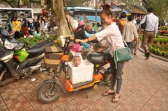 Bambino vietnamita in una scatola Immagini Stock Bambino vietnamita in una scatola Immagini Stock