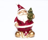 Bambola sveglia di Santa Claus con un albero di Natale in sua mano Giocattolo decorativo adorabile di Santa Claus, isolante su un immagini stock libere da diritti Bambola sveglia di Santa Claus con un albero di Natale in sua mano Giocattolo decorativo adorabile di Santa Claus, isolante su un immagini stock libere da diritti