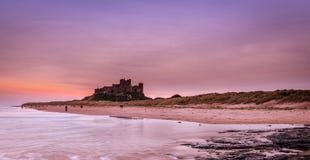 Bamburgh-Schloss an der Dämmerung lizenzfreies stockbild Bamburgh-Schloss an der Dämmerung lizenzfreies stockbild