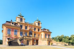 Bana som leder till den favorit- slotten av Schloss Ludwigsburg Royaltyfria Bilder Bana som leder till den favorit- slotten av Schloss Ludwigsburg Royaltyfria Bilder
