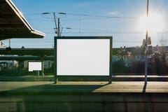 Banan för mellanrumet för affischtavlan för drevstationen isolerade snabba överträffar den vit Arkivfoto Banan för mellanrumet för affischtavlan för drevstationen isolerade snabba överträffar den vit Arkivfoto