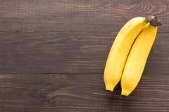 Banan på träbakgrunden Top beskådar fotografering för bildbyråer Banan på träbakgrunden Top beskådar fotografering för bildbyråer