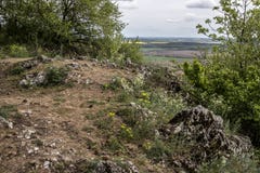 Banan till och med kanten av kullen i de lilla Carpathian bergen royaltyfri foto Banan till och med kanten av kullen i de lilla Carpathian bergen royaltyfri foto