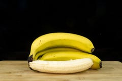 Banane organiche fresche su legno fotografia stock Banane organiche fresche su legno fotografia stock