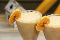 Banane Smoothies auf h?lzerner Tabelle stockbild Banane Smoothies auf h?lzerner Tabelle stockbild
