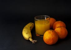 Banane und Gruppe Tangerinen, Mandarinen mit Glas von Saftdr. stockfoto Banane und Gruppe Tangerinen, Mandarinen mit Glas von Saftdr. stockfoto