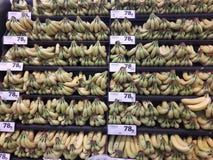 Bananen bereiten für Verkauf in einem Supermarkt vor stockfotografie Bananen bereiten für Verkauf in einem Supermarkt vor stockfotografie