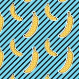 Bananenpatroon op strepenachtergrond Naadloos patroon Pop-artkleur Druktextuur Stoffenontwerp royalty-vrije illustratie Bananenpatroon op strepenachtergrond Naadloos patroon Pop-artkleur Druktextuur Stoffenontwerp royalty-vrije illustratie