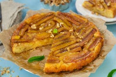 Bananowy tarta tarte tatin z karmelem i orzechami włoskimi Obrazy Royalty Free Bananowy tarta tarte tatin z karmelem i orzechami włoskimi Obrazy Royalty Free