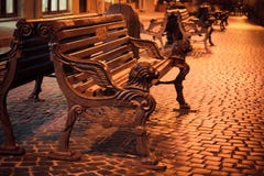 Banc dans la rue de nuit photographie stock libre de droits Banc dans la rue de nuit photographie stock libre de droits