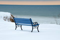 Banc de stationnement bleu de l'hiver : nuances de bleu photos stock Banc de stationnement bleu de l'hiver : nuances de bleu photos stock
