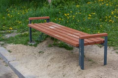 Banc de stationnement en bois à un stationnement image stock Banc de stationnement en bois à un stationnement image stock